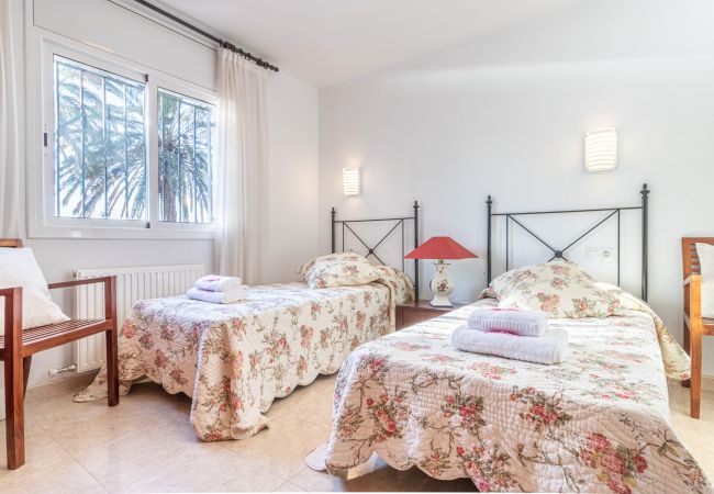 Vil.la en Empuriabrava - 0109-PANI Casa al canal amb piscina i amarratge Vil.la en Empuriabrava - 0109-PANI Casa al canal amb piscina i amarratge