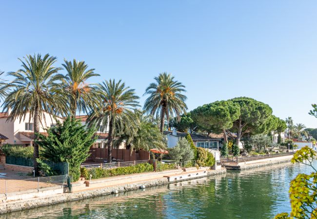 Vil.la en Empuriabrava - 0109-PANI Casa al canal amb piscina i amarratge Vil.la en Empuriabrava - 0109-PANI Casa al canal amb piscina i amarratge