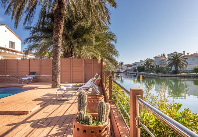 Vil.la en Empuriabrava - 0109-PANI Casa al canal amb piscina i amarratge Vil.la en Empuriabrava - 0109-PANI Casa al canal amb piscina i amarratge