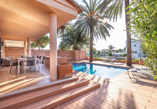 Vil.la en Empuriabrava - 0109-PANI Casa al canal amb piscina i amarratge Vil.la en Empuriabrava - 0109-PANI Casa al canal amb piscina i amarratge
