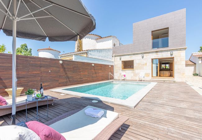 Vil.la en Empuriabrava - 0106-LLOBREGAT Casa al canal amb piscina i amarratge