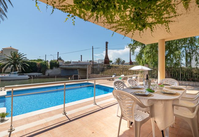 Vil.la en Empuriabrava - 0145-PANI Casa al canal amb piscina i amarratge Vil.la en Empuriabrava - 0145-PANI Casa al canal amb piscina i amarratge