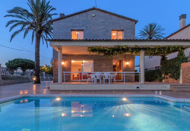 Vil.la en Empuriabrava - 0145-PANI Casa al canal amb piscina i amarratge Vil.la en Empuriabrava - 0145-PANI Casa al canal amb piscina i amarratge