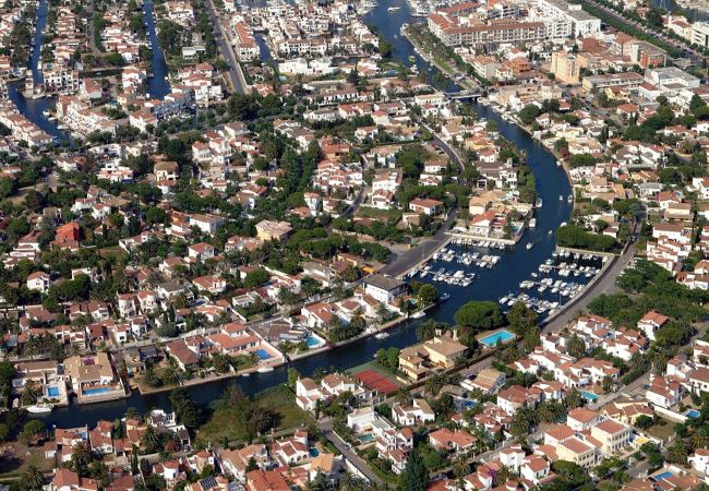 Apartament en Empuriabrava - 0175-PORT GREC Apartament amb WIFI, vistes al canal i al mar Apartament en Empuriabrava - 0175-PORT GREC Apartament amb WIFI, vistes al canal i al mar