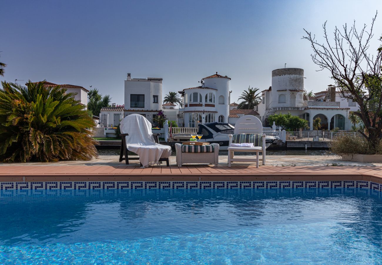 Vil.la en Empuriabrava - 0141-PANI Casa al canal amb piscina i amarratge