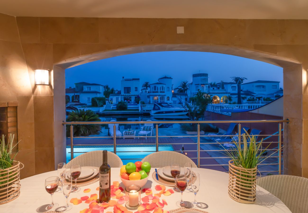 Vil.la en Empuriabrava - 0141-PANI Casa al canal amb piscina i amarratge