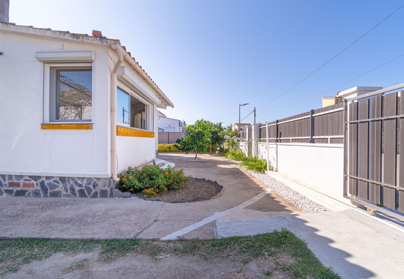 Vil.la en Empuriabrava - 0032-CARLIT Casa amb jardí i 3 dormitoris