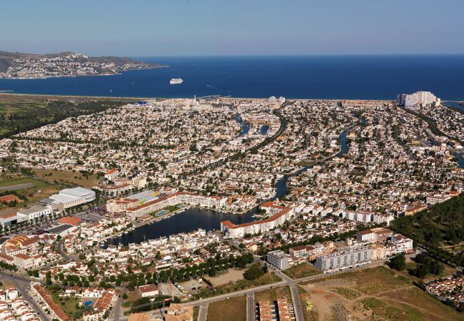 Apartament en Empuriabrava - 0187-SANT MORI Apartament amb gran terrassa i wifi Apartament en Empuriabrava - 0187-SANT MORI Apartament amb gran terrassa i wifi