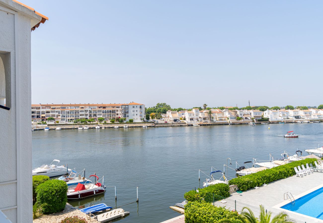 Apartament en Empuriabrava - 0183-SANT MAURICI Apartament amb vistes al canal i pàrquing