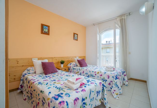 Apartament en Empuriabrava - 0131-PORT MOXO Apartament amb terrassa i vistes al canal Apartament en Empuriabrava - 0131-PORT MOXO Apartament amb terrassa i vistes al canal