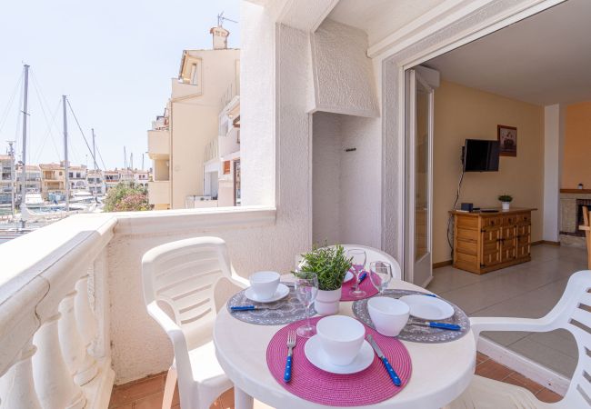 Apartament en Empuriabrava - 0131-PORT MOXO Apartament amb terrassa i vistes al canal Apartament en Empuriabrava - 0131-PORT MOXO Apartament amb terrassa i vistes al canal