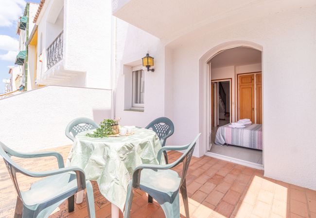 Apartament en Empuriabrava - 0131-PORT MOXO Apartament amb terrassa i vistes al canal Apartament en Empuriabrava - 0131-PORT MOXO Apartament amb terrassa i vistes al canal