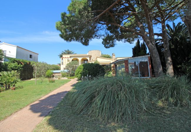 Vil.la en Empuriabrava - 0010-TER Casa al canal amb piscina i amarratge Vil.la en Empuriabrava - 0010-TER Casa al canal amb piscina i amarratge