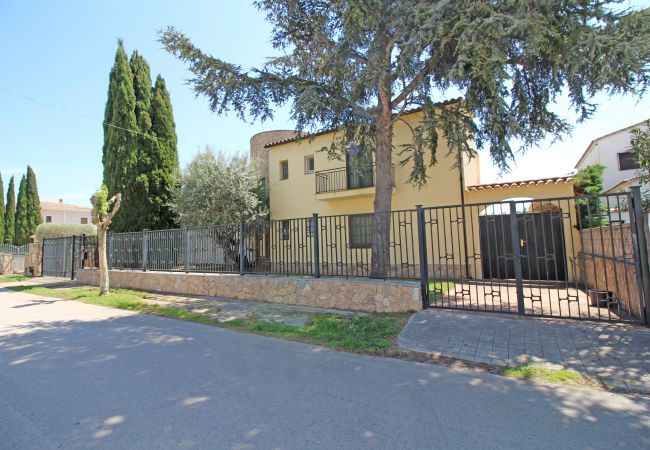 Vil.la en Empuriabrava - 0010-TER Casa al canal amb piscina i amarratge Vil.la en Empuriabrava - 0010-TER Casa al canal amb piscina i amarratge