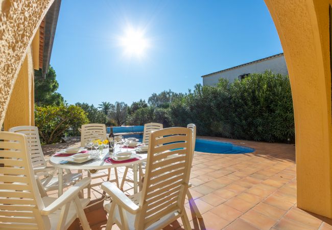 Vil.la en Empuriabrava - 0010-TER Casa al canal amb piscina i amarratge Vil.la en Empuriabrava - 0010-TER Casa al canal amb piscina i amarratge