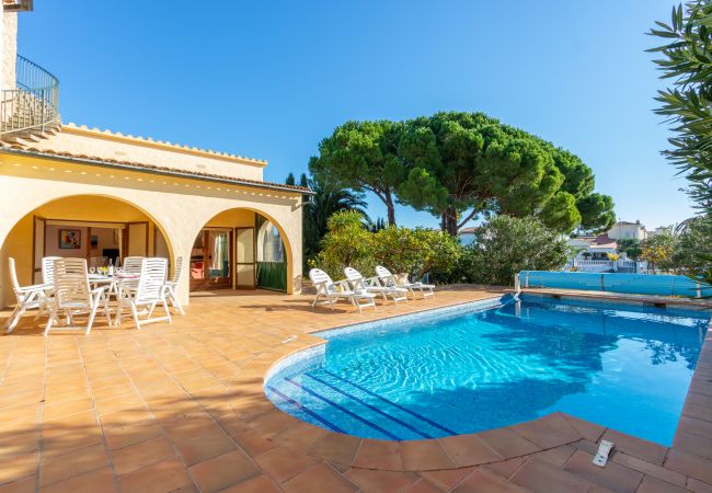 Vil.la en Empuriabrava - 0010-TER Casa al canal amb piscina i amarratge Vil.la en Empuriabrava - 0010-TER Casa al canal amb piscina i amarratge