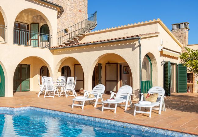 Vil.la en Empuriabrava - 0010-TER Casa al canal amb piscina i amarratge Vil.la en Empuriabrava - 0010-TER Casa al canal amb piscina i amarratge