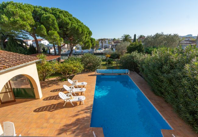 Vil.la en Empuriabrava - 0010-TER Casa al canal amb piscina i amarratge Vil.la en Empuriabrava - 0010-TER Casa al canal amb piscina i amarratge