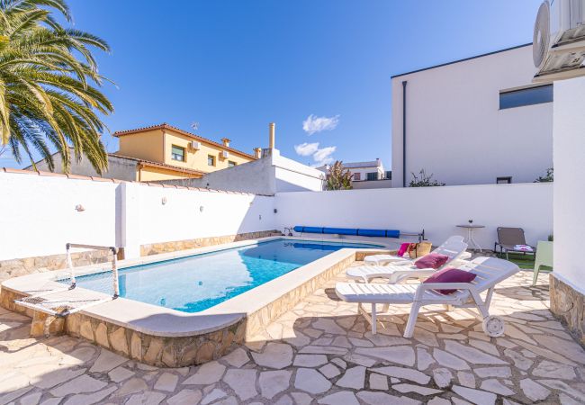 Vil.la en Empuriabrava - 0009-ALBERES Casa amb piscina Vil.la en Empuriabrava - 0009-ALBERES Casa amb piscina