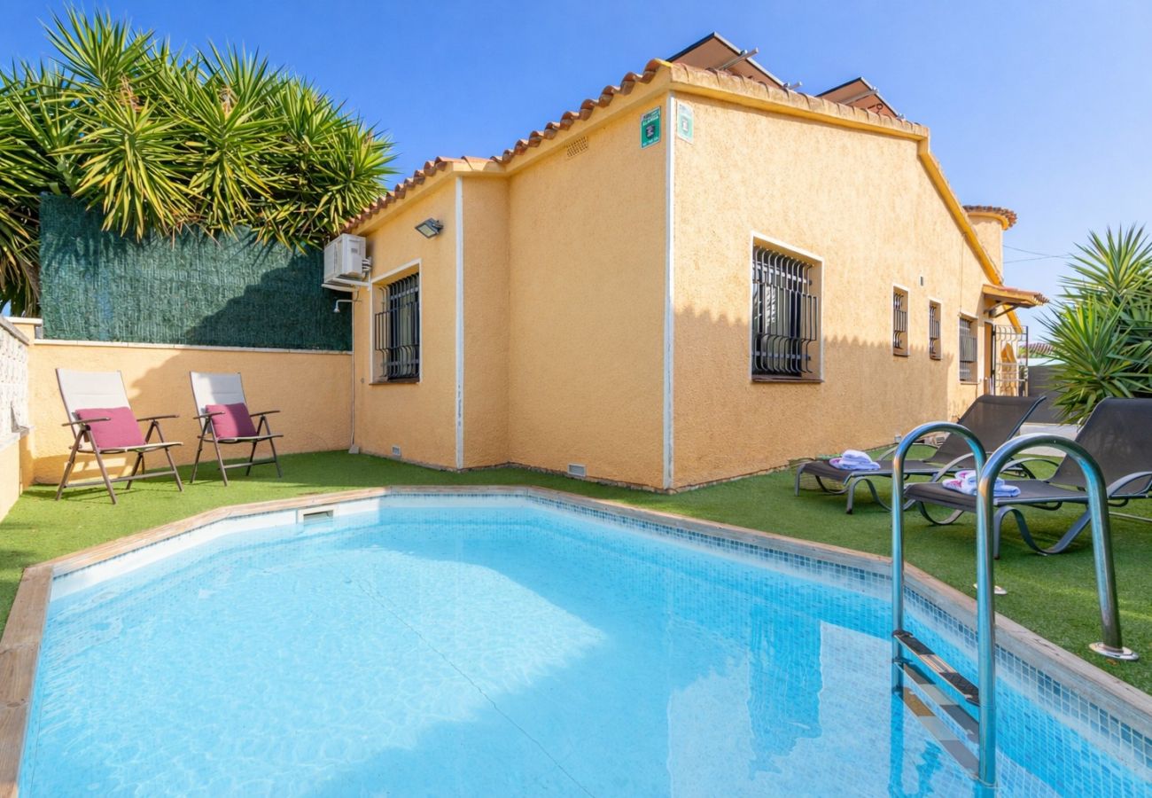 Vil.la en Empuriabrava - 0130-MONTGRI Casa amb piscina privada