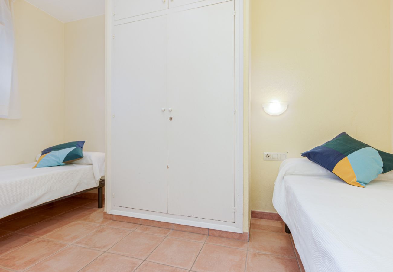 Apartament en Empuriabrava - 0147-PORT SOTAVENT Apartament amb vistes al canal i piscina