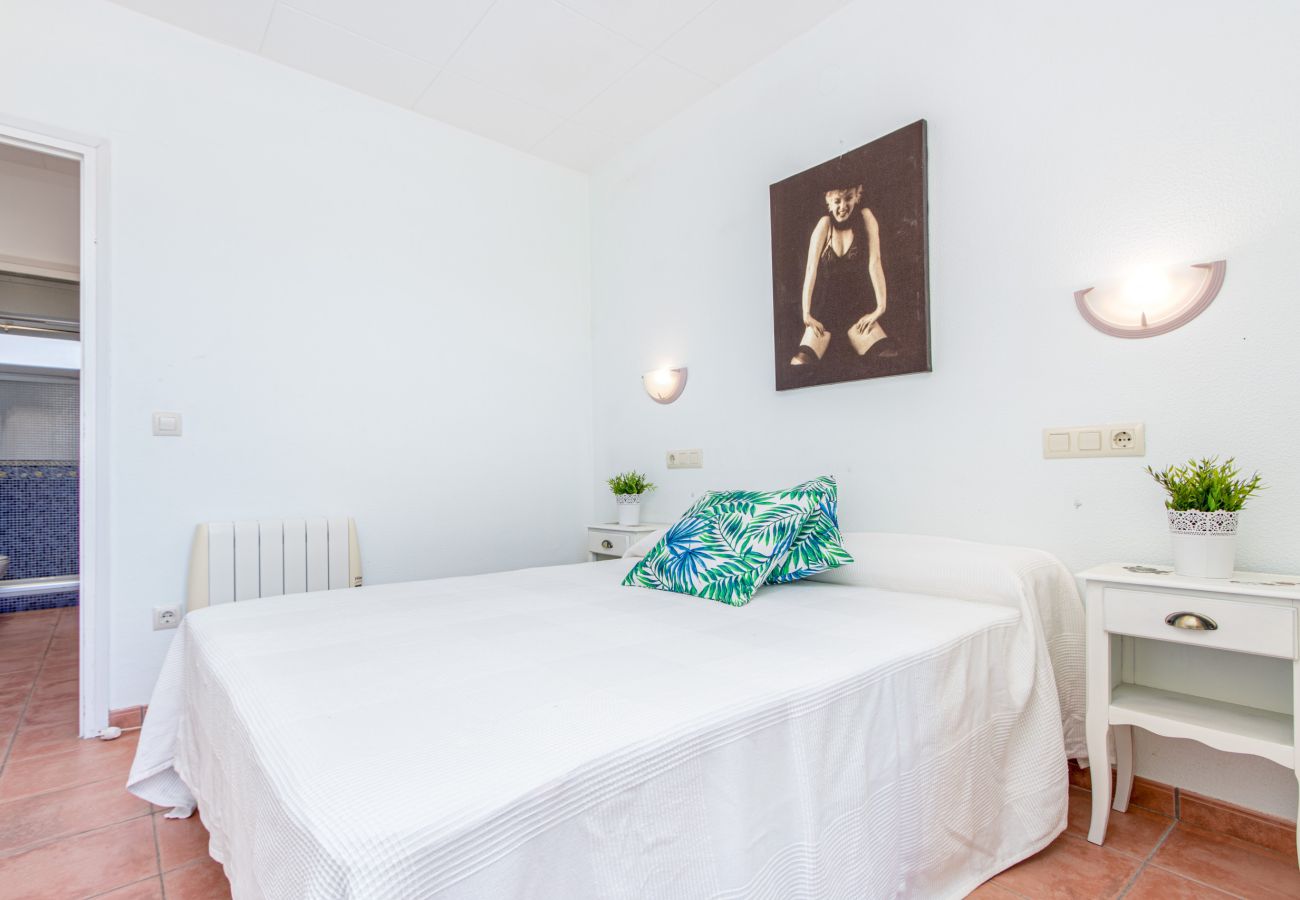 Apartament en Empuriabrava - 0147-PORT SOTAVENT Apartament amb vistes al canal i piscina