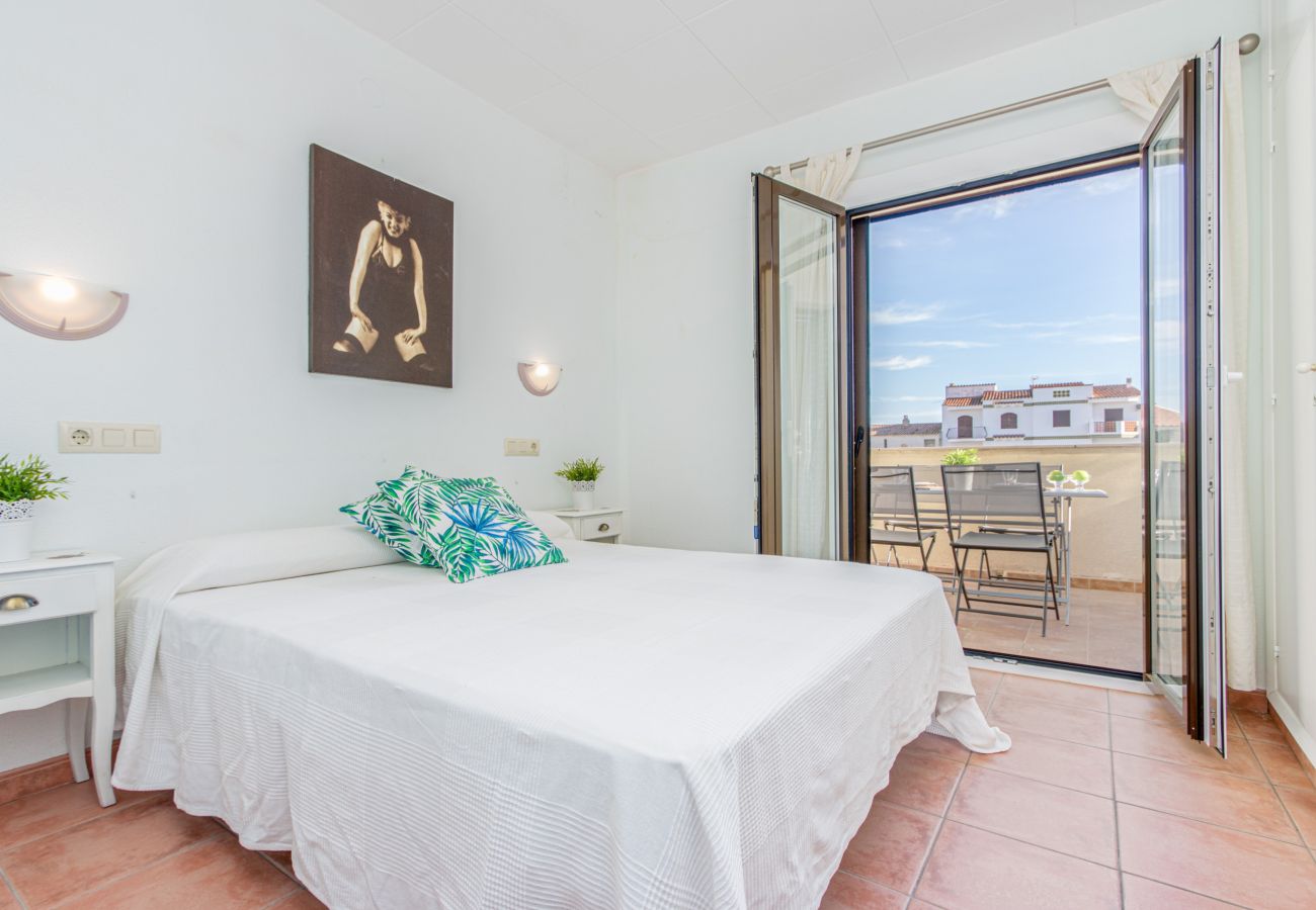 Apartament en Empuriabrava - 0147-PORT SOTAVENT Apartament amb vistes al canal i piscina