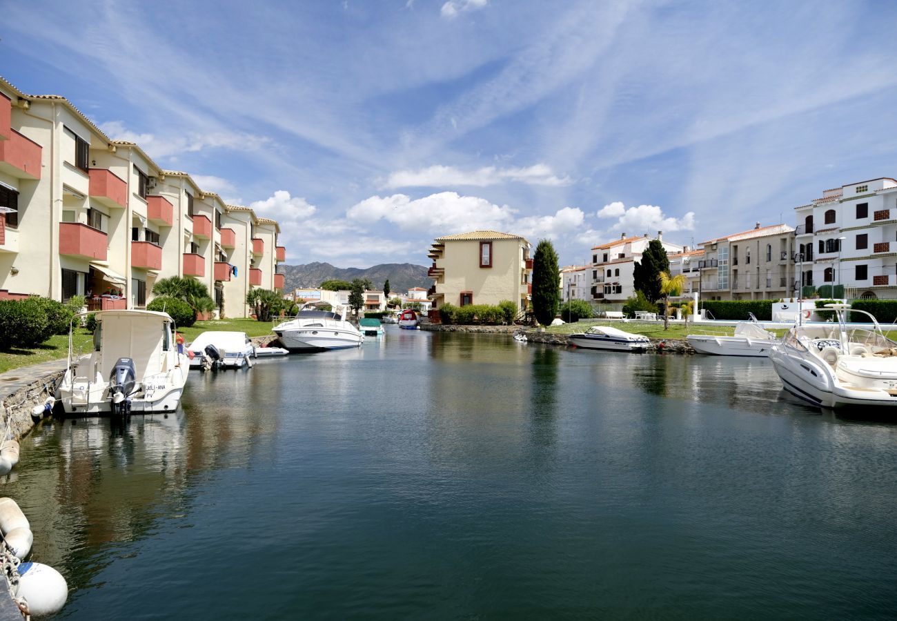 Apartament en Empuriabrava - 0147-PORT SOTAVENT Apartament amb vistes al canal i piscina
