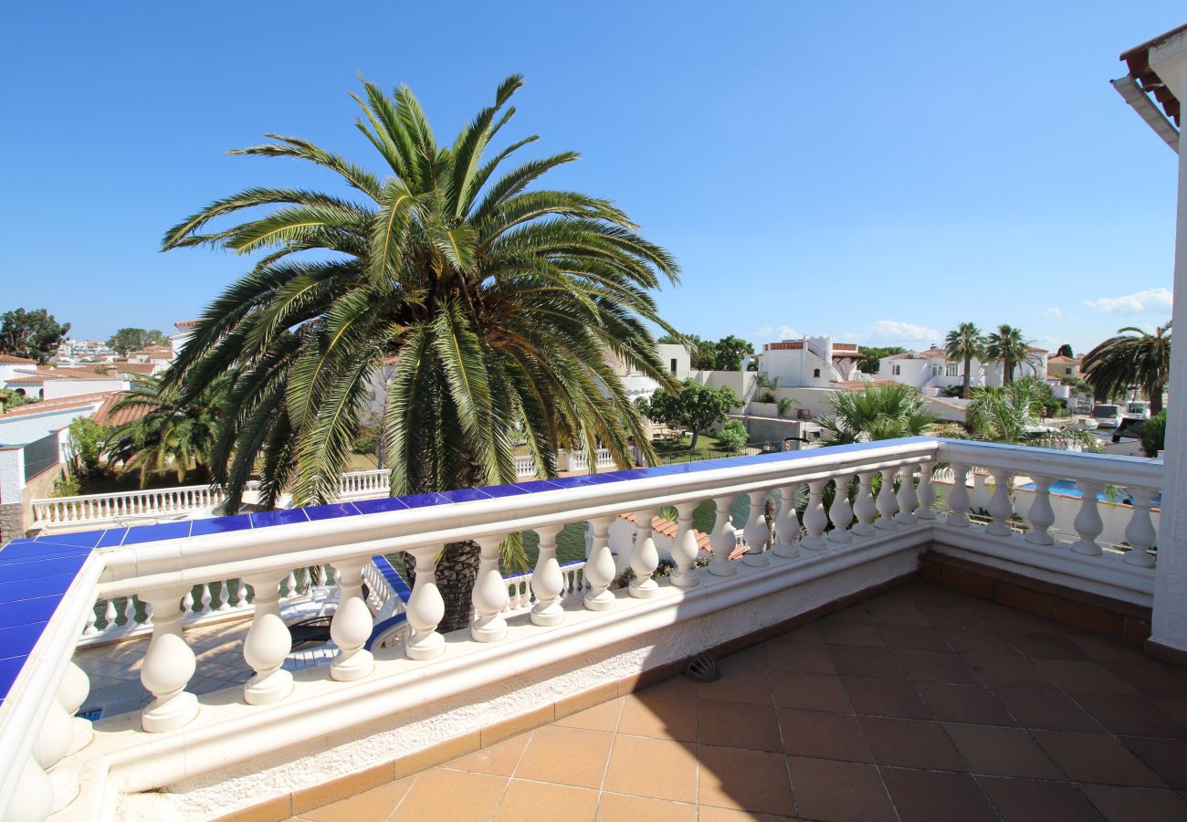 Villa in Empuriabrava - 0037-CAP RAS Haus am Kanal mit Pool und Liegeplatz