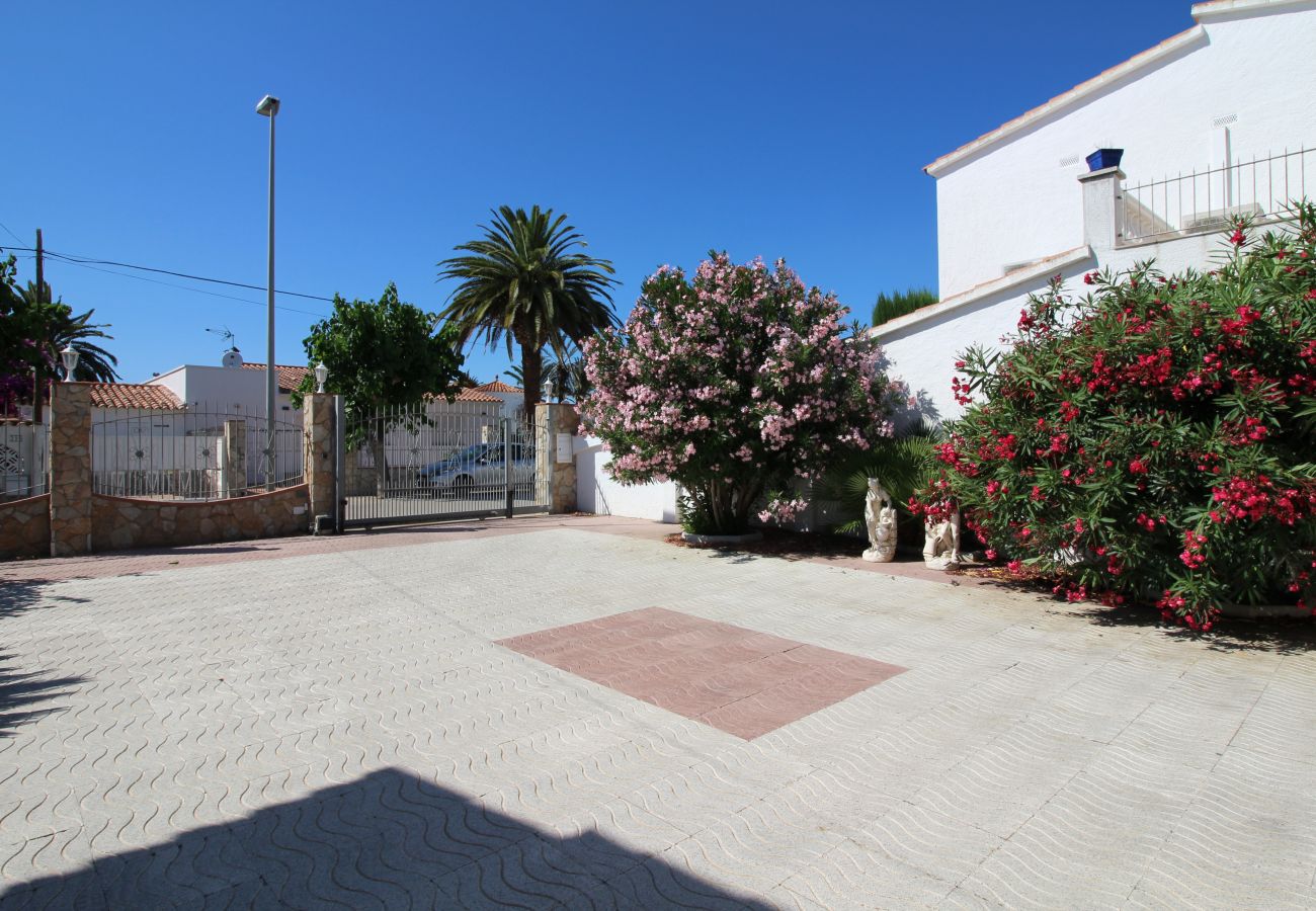 Villa in Empuriabrava - 0037-CAP RAS Haus am Kanal mit Pool und Liegeplatz