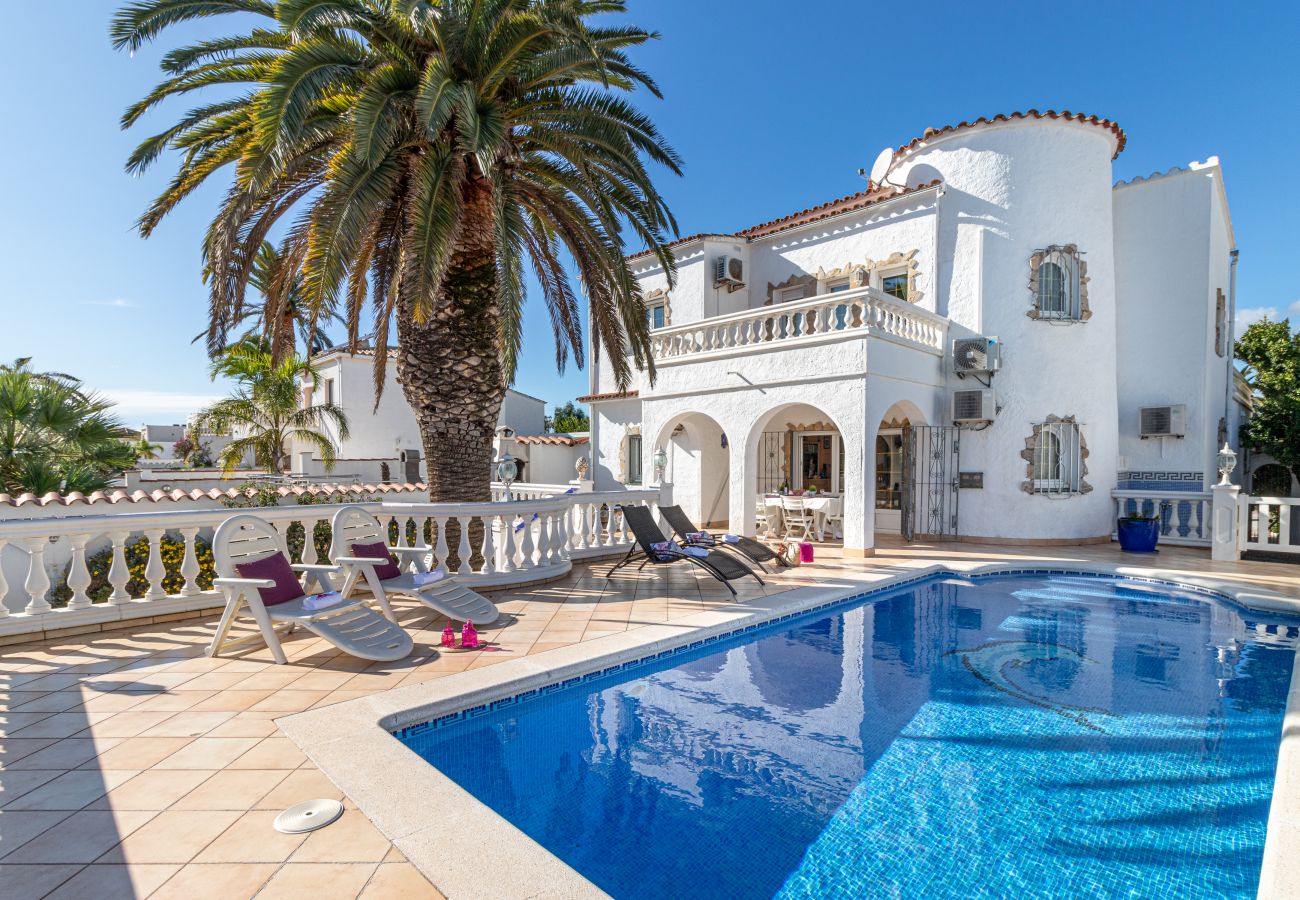 Villa in Empuriabrava - 0037-CAP RAS Haus am Kanal mit Pool und Liegeplatz
