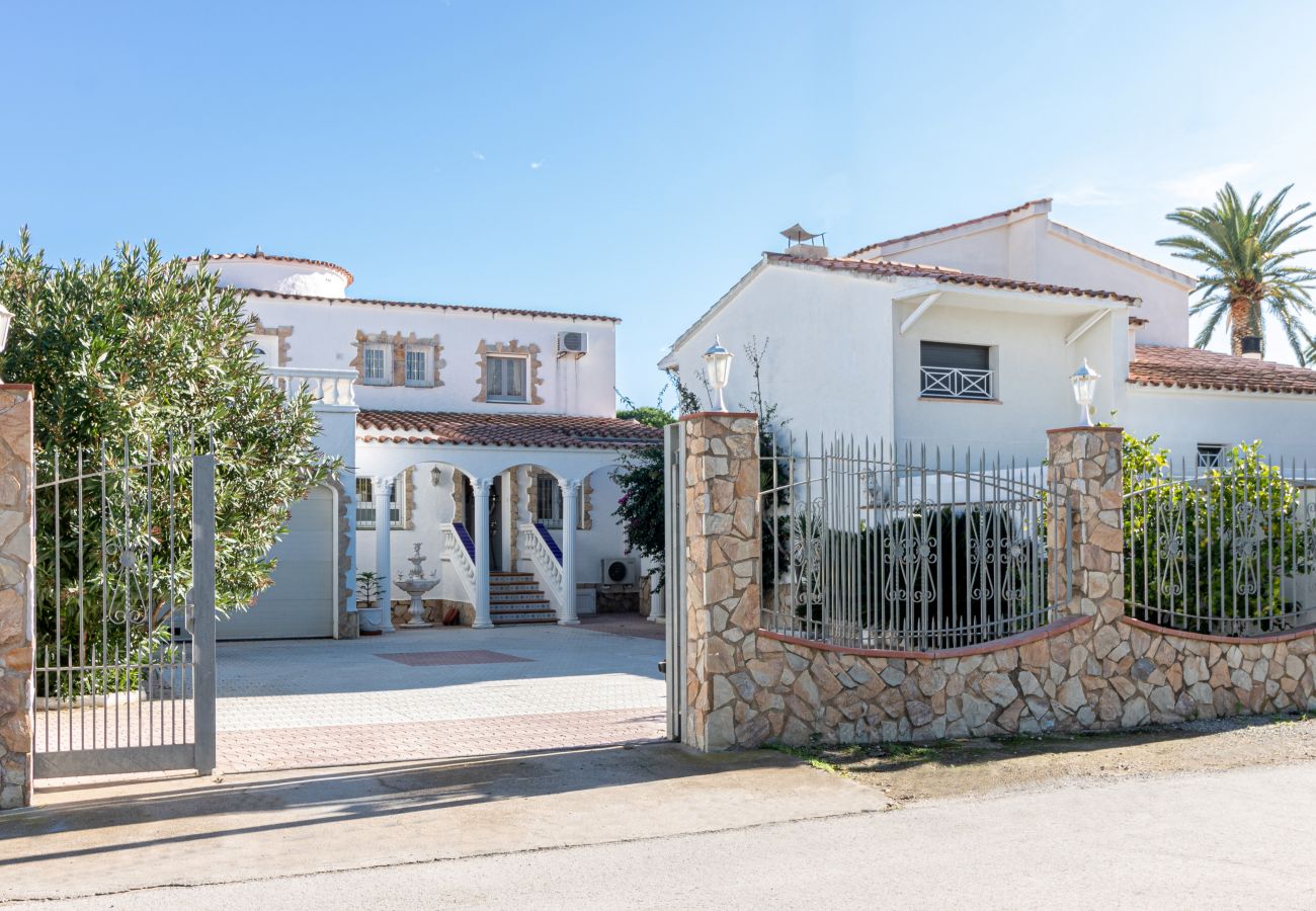 Villa in Empuriabrava - 0037-CAP RAS Haus am Kanal mit Pool und Liegeplatz