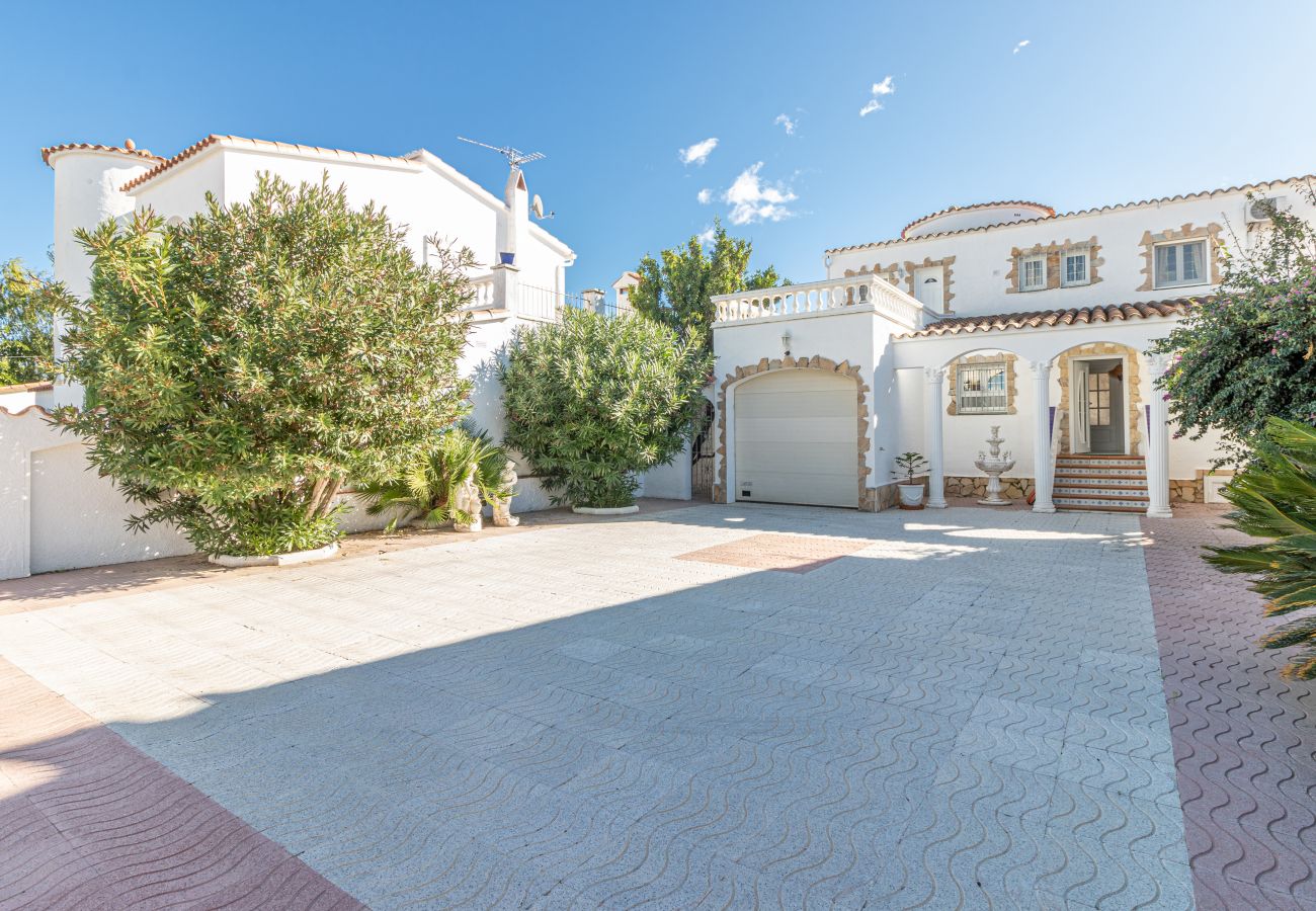 Villa in Empuriabrava - 0037-CAP RAS Haus am Kanal mit Pool und Liegeplatz
