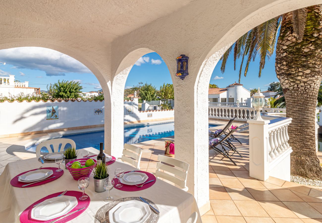 Villa in Empuriabrava - 0037-CAP RAS Haus am Kanal mit Pool und Liegeplatz
