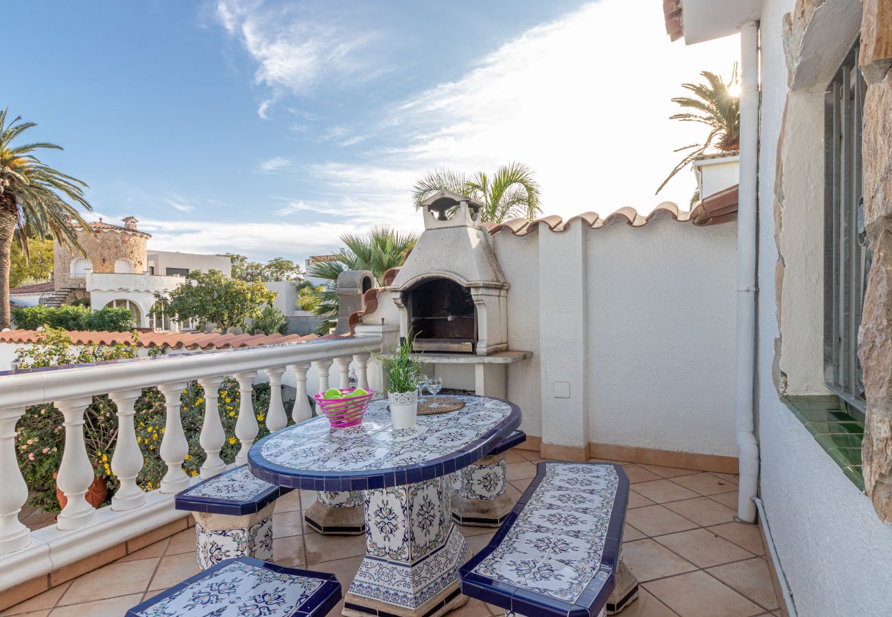 Villa in Empuriabrava - 0037-CAP RAS Haus am Kanal mit Pool und Liegeplatz