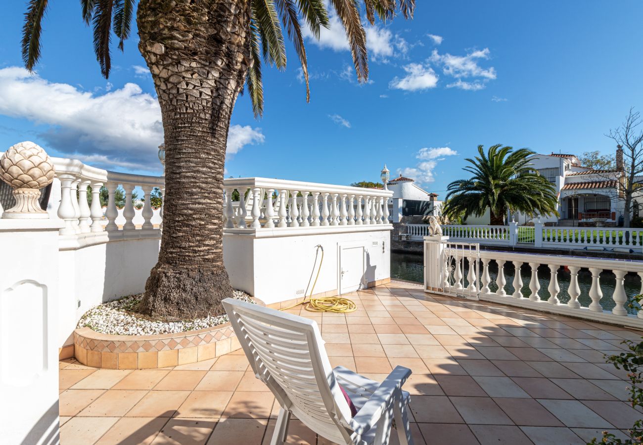 Villa in Empuriabrava - 0037-CAP RAS Haus am Kanal mit Pool und Liegeplatz
