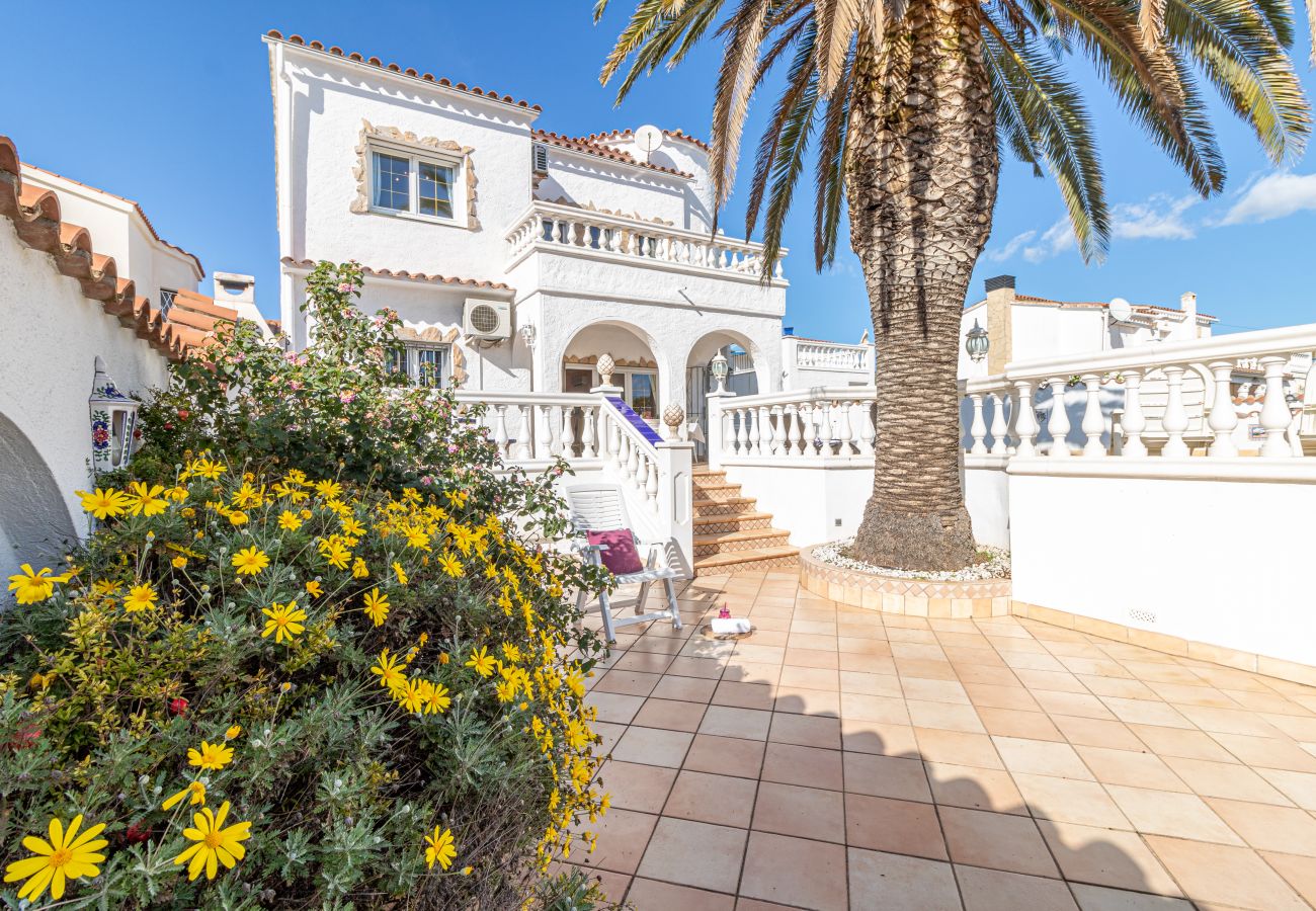 Villa in Empuriabrava - 0037-CAP RAS Haus am Kanal mit Pool und Liegeplatz