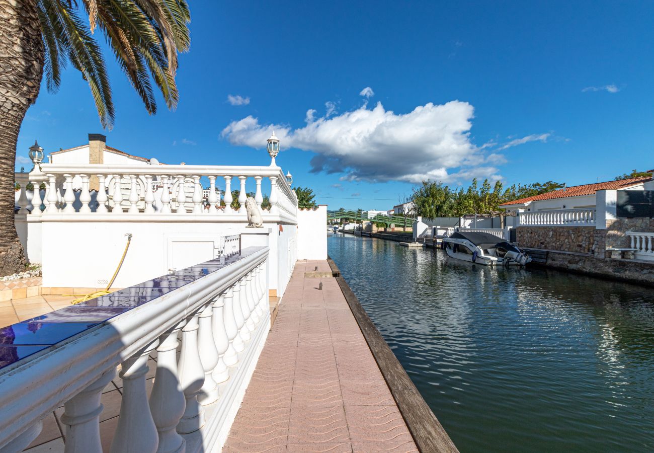 Villa in Empuriabrava - 0037-CAP RAS Haus am Kanal mit Pool und Liegeplatz