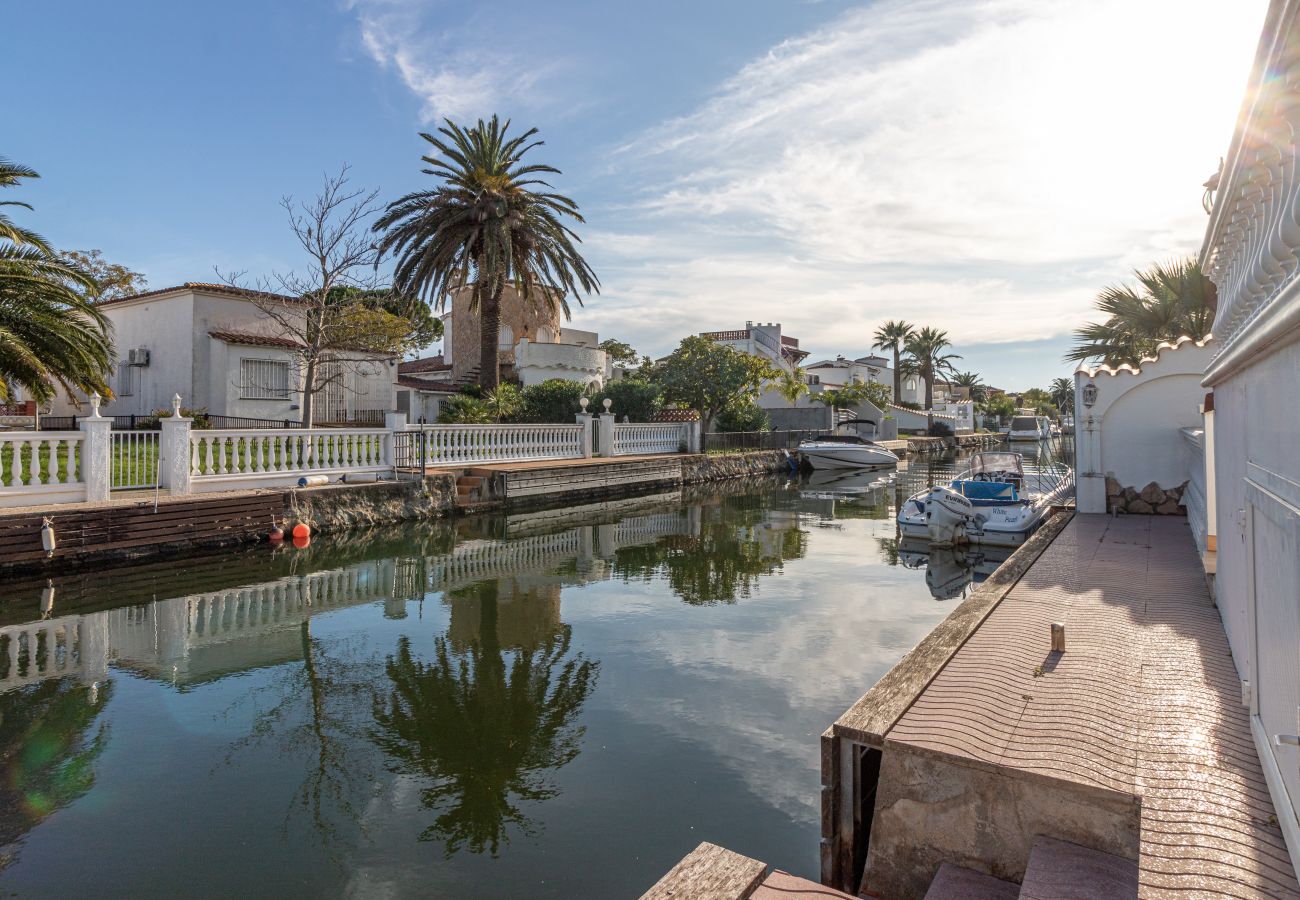Villa in Empuriabrava - 0037-CAP RAS Haus am Kanal mit Pool und Liegeplatz