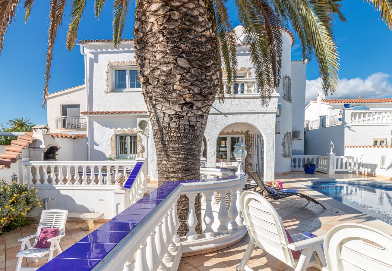 Villa in Empuriabrava - 0037-CAP RAS Haus am Kanal mit Pool und Liegeplatz