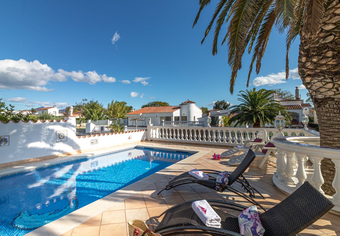 Villa in Empuriabrava - 0037-CAP RAS Haus am Kanal mit Pool und Liegeplatz