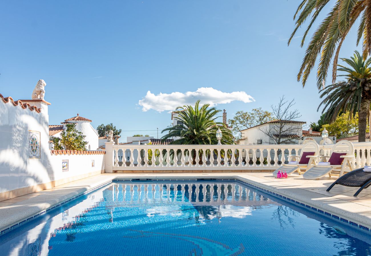 Villa in Empuriabrava - 0037-CAP RAS Haus am Kanal mit Pool und Liegeplatz