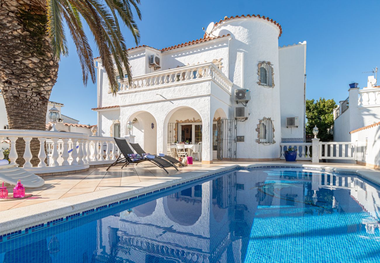 Villa in Empuriabrava - 0037-CAP RAS Haus am Kanal mit Pool und Liegeplatz