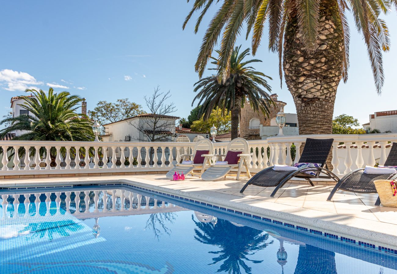 Villa in Empuriabrava - 0037-CAP RAS Haus am Kanal mit Pool und Liegeplatz