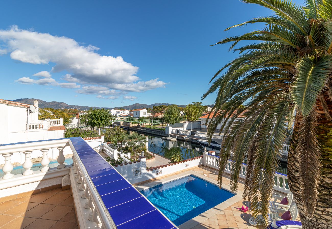 Villa in Empuriabrava - 0037-CAP RAS Haus am Kanal mit Pool und Liegeplatz
