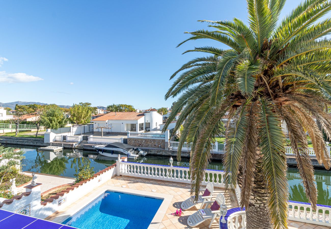 Villa in Empuriabrava - 0037-CAP RAS Haus am Kanal mit Pool und Liegeplatz