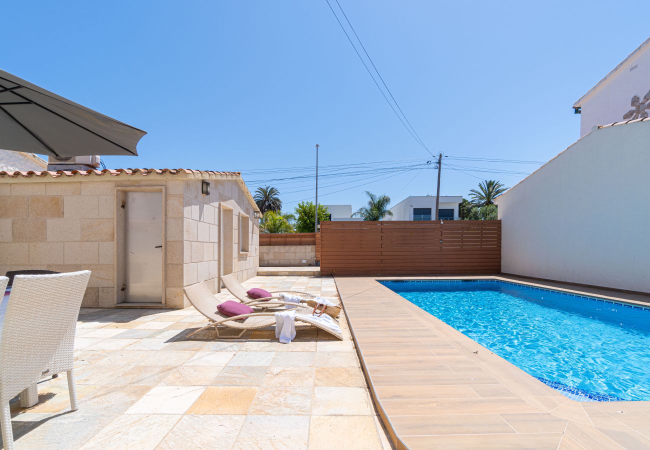Villa in Empuriabrava - 0031-TER Haus am Kanal mit Pool, Liegeplatz und Studio