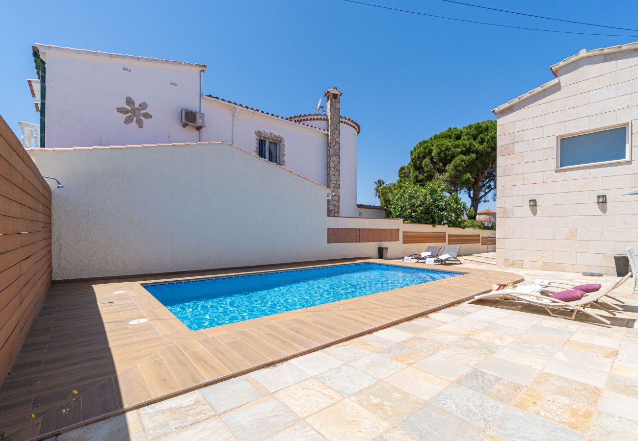 Villa in Empuriabrava - 0031-TER Haus am Kanal mit Pool, Liegeplatz und Studio