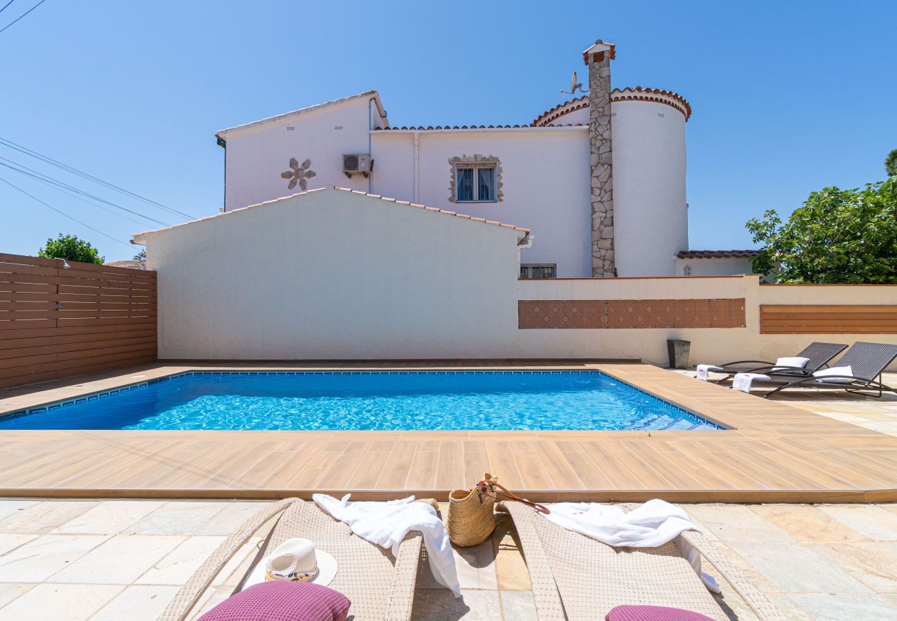 Villa in Empuriabrava - 0031-TER Haus am Kanal mit Pool, Liegeplatz und Studio