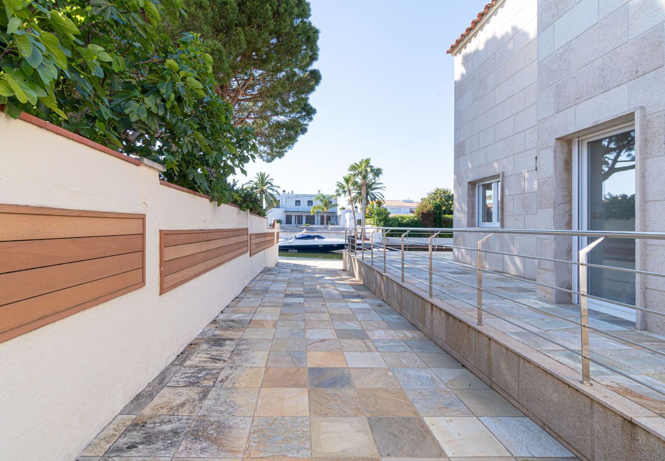 Villa in Empuriabrava - 0031-TER Haus am Kanal mit Pool, Liegeplatz und Studio